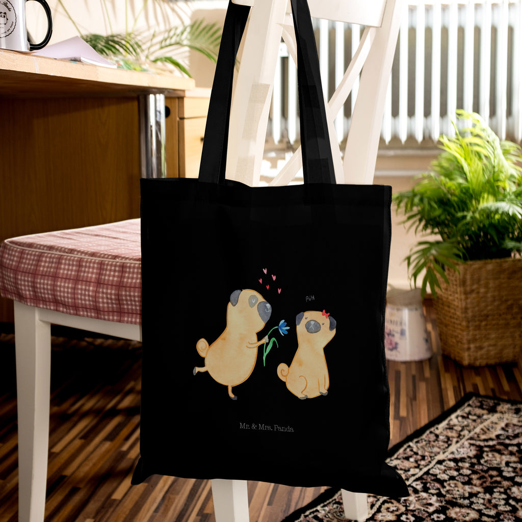 Tragetasche Mops verliebt Beuteltasche, Beutel, Einkaufstasche, Jutebeutel, Stoffbeutel, Hund, Hundemotiv, Haustier, Hunderasse, Tierliebhaber, Hundebesitzer, Sprüche, Mops, Möpse, Hundeliebe, verliebt, Liebe, Liebesspruch. Verlobt, Geschenk Freund, Partner