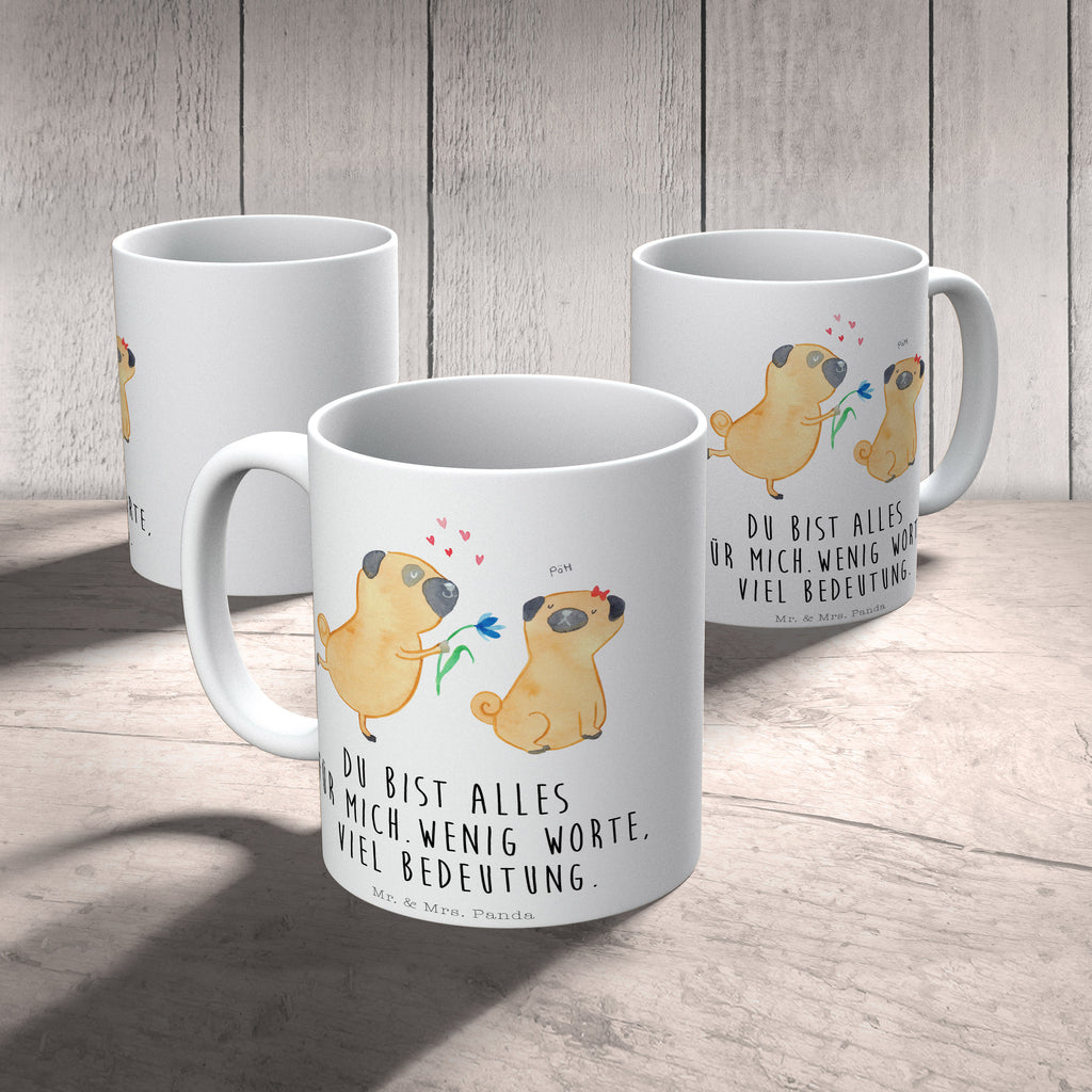 Tasse Mops verliebt  	Mops, Möpse, Hund, Hundeliebe, verliebt, Liebe, Liebesspruch. Verlobt, Geschenk Freund, Partner Becher, Kaffeetasse, Kaffeebecher, Tee, Frühstück, Büro  Hund, Hundemotiv, Haustier, Hunderasse, Tierliebhaber, Hundebesitzer, Sprüche