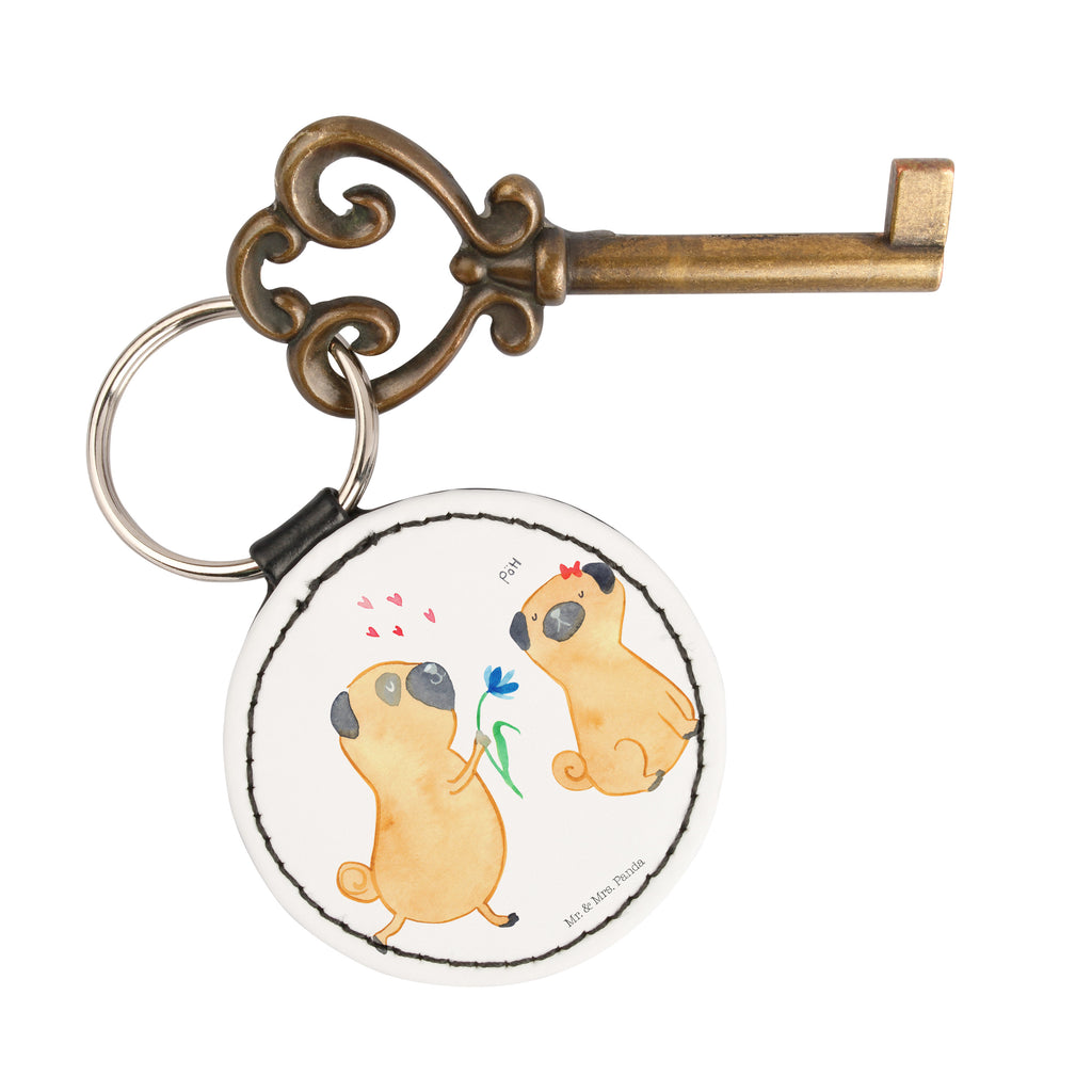 Rund Schlüsselanhänger Mops verliebt Schlüsselanhänger, Anhänger, Taschenanhänger, Glücksbringer, Schutzengel, Hund, Hundemotiv, Haustier, Hunderasse, Tierliebhaber, Hundebesitzer, Sprüche, Mops, Möpse, Hundeliebe, verliebt, Liebe, Liebesspruch. Verlobt, Geschenk Freund, Partner