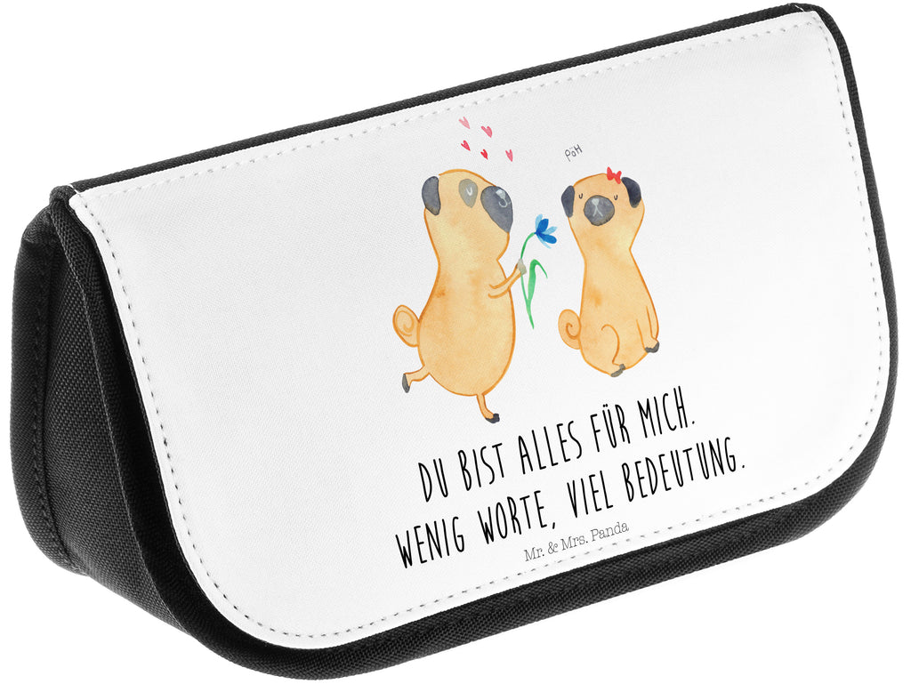Kosmetiktasche Mops verliebt Kosmetikbeutel, Kulturtasche, Kulturbeutel, Schminktasche, Make-Up Tasche, Hund, Hundemotiv, Haustier, Hunderasse, Tierliebhaber, Hundebesitzer, Sprüche, Mops, Möpse, Hundeliebe, verliebt, Liebe, Liebesspruch. Verlobt, Geschenk Freund, Partner