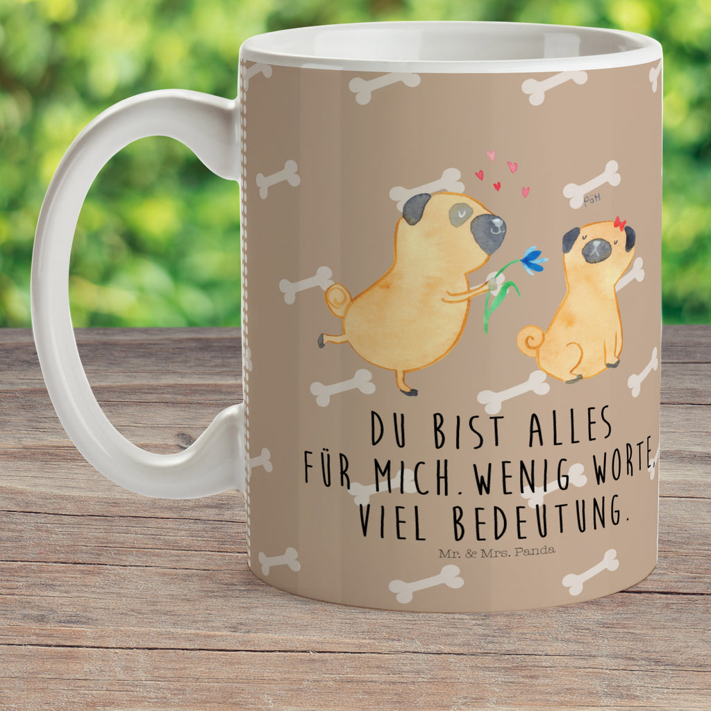 Kindertasse Mops verliebt Kunststoff Tasse, Kindergarten, Tasse, Trinkbecher, Camping Becher, Kaffeetasse, Kunststoffbecher, Kindergartenbecher, Outdoorgeschirr, Kunststoffgeschirr, Reisebecher, Reisetasse, Kinderbecher, Hund, Hundemotiv, Haustier, Hunderasse, Tierliebhaber, Hundebesitzer, Sprüche, Mops, Möpse, Hundeliebe, verliebt, Liebe, Liebesspruch. Verlobt, Geschenk Freund, Partner