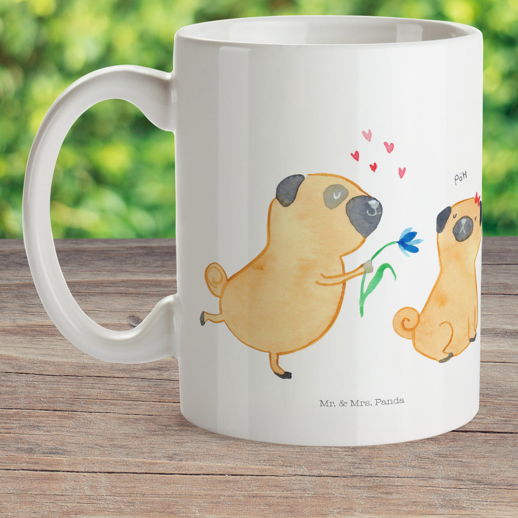 Kindertasse Mops verliebt Kunststoff Tasse, Kindergarten, Tasse, Trinkbecher, Camping Becher, Kaffeetasse, Kunststoffbecher, Kindergartenbecher, Outdoorgeschirr, Kunststoffgeschirr, Reisebecher, Reisetasse, Kinderbecher, Hund, Hundemotiv, Haustier, Hunderasse, Tierliebhaber, Hundebesitzer, Sprüche, Mops, Möpse, Hundeliebe, verliebt, Liebe, Liebesspruch. Verlobt, Geschenk Freund, Partner