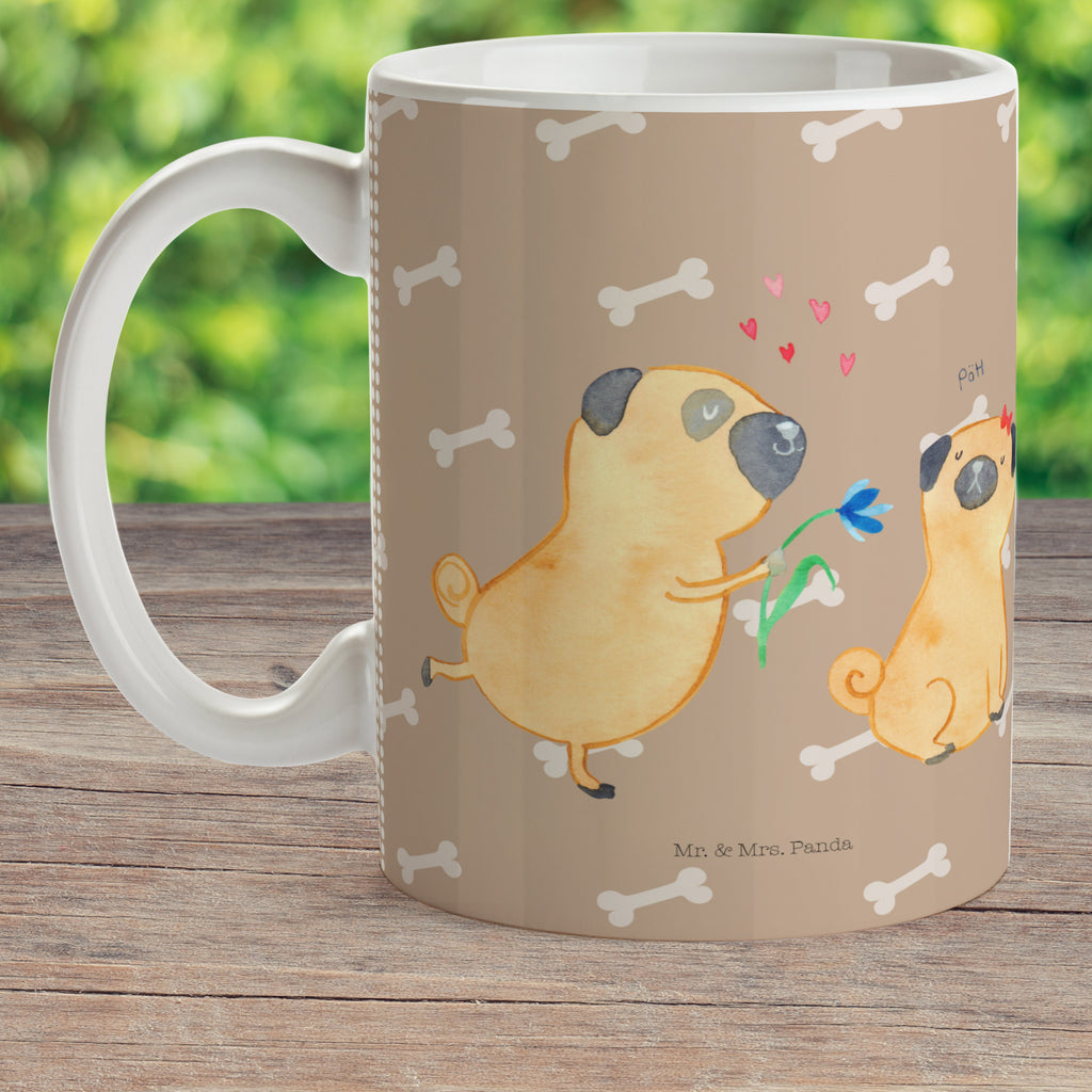 Kindertasse Mops verliebt Kunststoff Tasse, Kindergarten, Tasse, Trinkbecher, Camping Becher, Kaffeetasse, Kunststoffbecher, Kindergartenbecher, Outdoorgeschirr, Kunststoffgeschirr, Reisebecher, Reisetasse, Kinderbecher, Hund, Hundemotiv, Haustier, Hunderasse, Tierliebhaber, Hundebesitzer, Sprüche, Mops, Möpse, Hundeliebe, verliebt, Liebe, Liebesspruch. Verlobt, Geschenk Freund, Partner