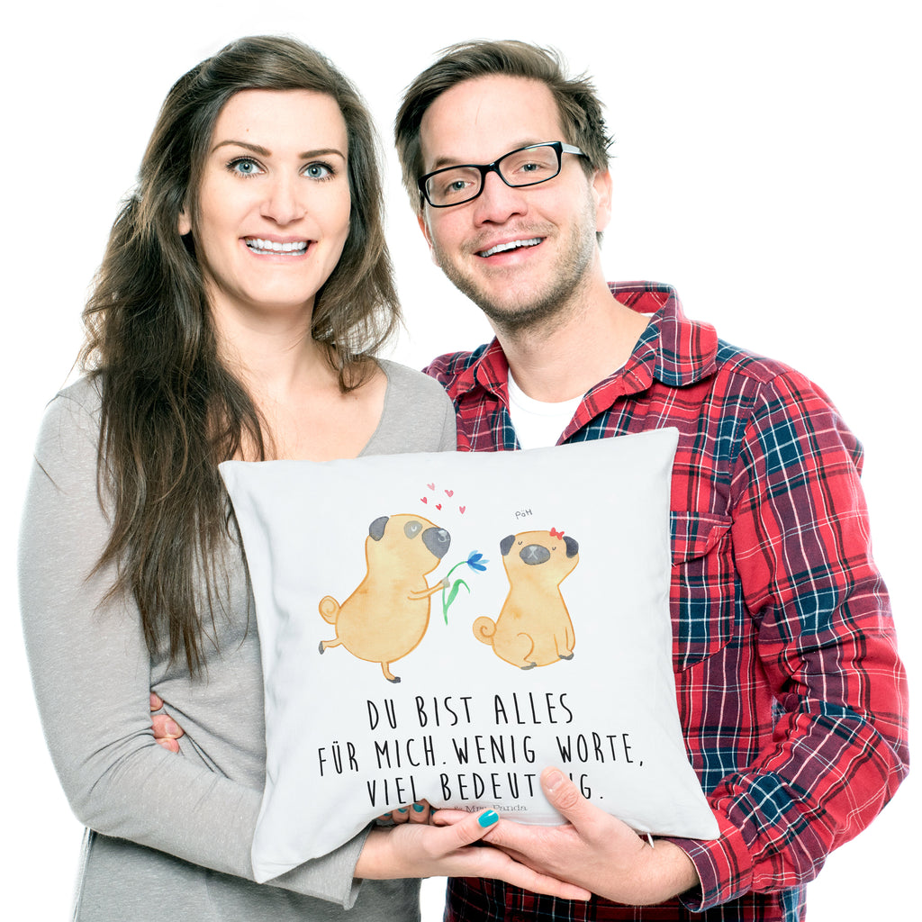 40x40 Kissen Mops verliebt Kissenhülle, Kopfkissen, Sofakissen, Dekokissen, Motivkissen, Hund, Hundemotiv, Haustier, Hunderasse, Tierliebhaber, Hundebesitzer, Sprüche, Mops, Möpse, Hundeliebe, verliebt, Liebe, Liebesspruch. Verlobt, Geschenk Freund, Partner