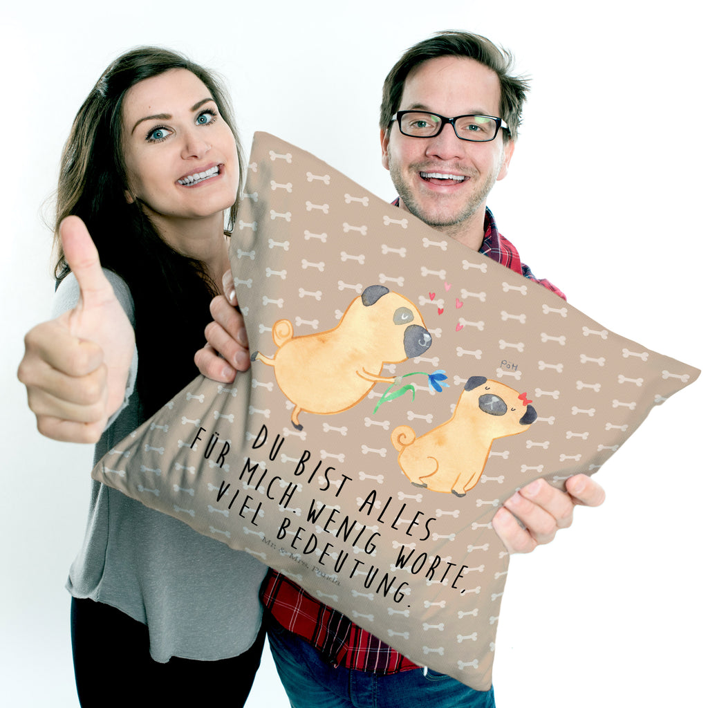 40x40 Kissen Mops verliebt Kissenhülle, Kopfkissen, Sofakissen, Dekokissen, Motivkissen, Hund, Hundemotiv, Haustier, Hunderasse, Tierliebhaber, Hundebesitzer, Sprüche, Mops, Möpse, Hundeliebe, verliebt, Liebe, Liebesspruch. Verlobt, Geschenk Freund, Partner