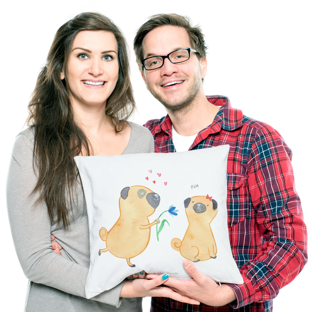 40x40 Kissen Mops verliebt Kissenhülle, Kopfkissen, Sofakissen, Dekokissen, Motivkissen, Hund, Hundemotiv, Haustier, Hunderasse, Tierliebhaber, Hundebesitzer, Sprüche, Mops, Möpse, Hundeliebe, verliebt, Liebe, Liebesspruch. Verlobt, Geschenk Freund, Partner