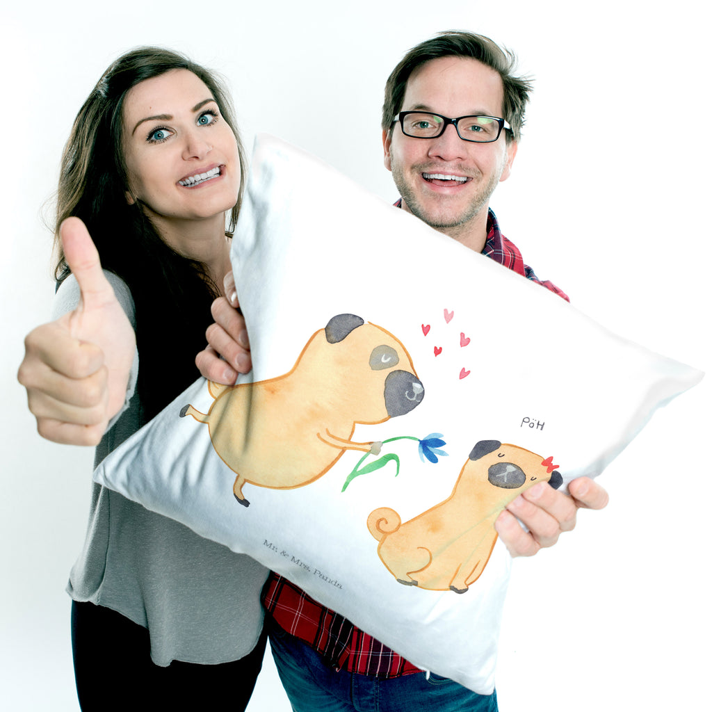 40x40 Kissen Mops verliebt Kissenhülle, Kopfkissen, Sofakissen, Dekokissen, Motivkissen, Hund, Hundemotiv, Haustier, Hunderasse, Tierliebhaber, Hundebesitzer, Sprüche, Mops, Möpse, Hundeliebe, verliebt, Liebe, Liebesspruch. Verlobt, Geschenk Freund, Partner