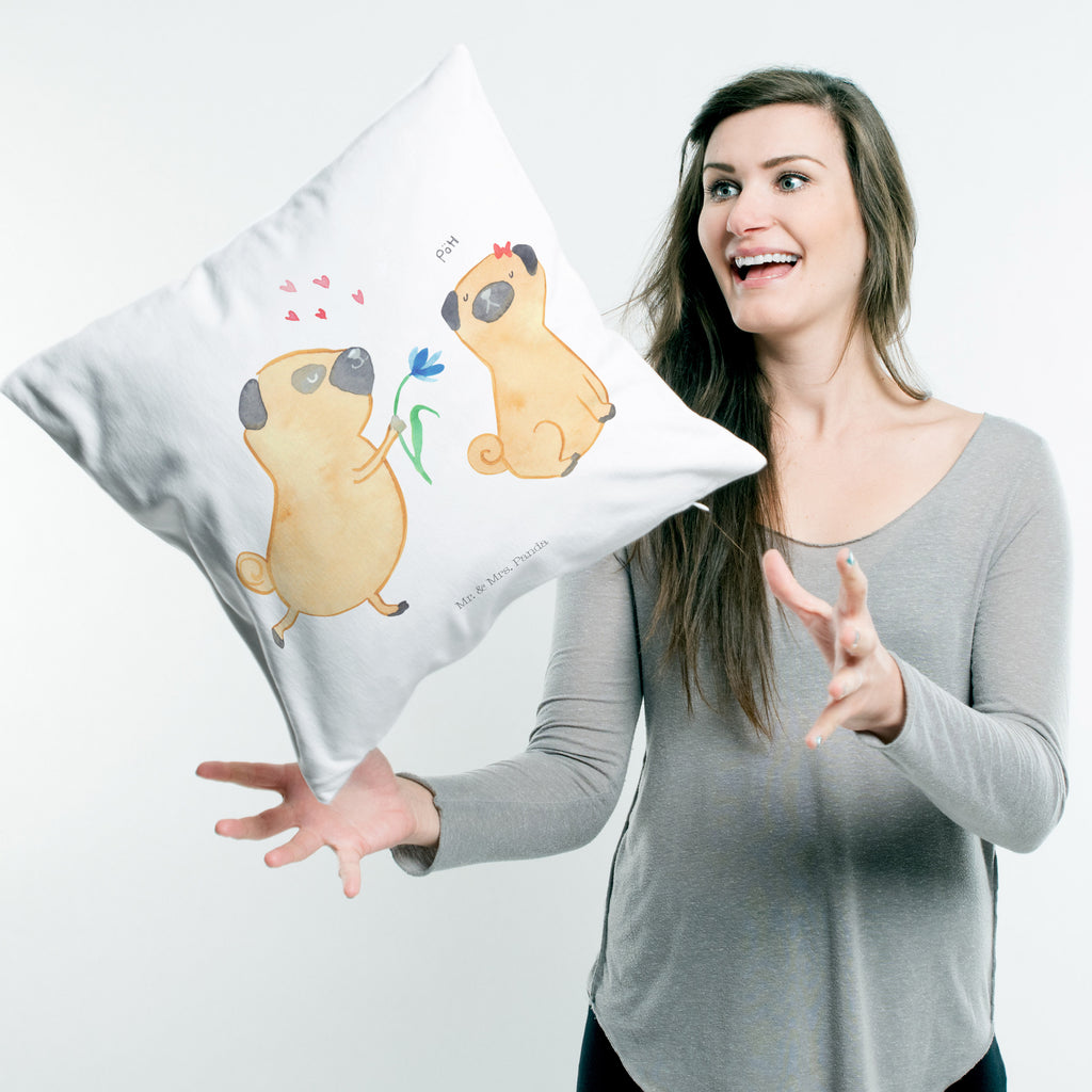 40x40 Kissen Mops verliebt Kissenhülle, Kopfkissen, Sofakissen, Dekokissen, Motivkissen, Hund, Hundemotiv, Haustier, Hunderasse, Tierliebhaber, Hundebesitzer, Sprüche, Mops, Möpse, Hundeliebe, verliebt, Liebe, Liebesspruch. Verlobt, Geschenk Freund, Partner