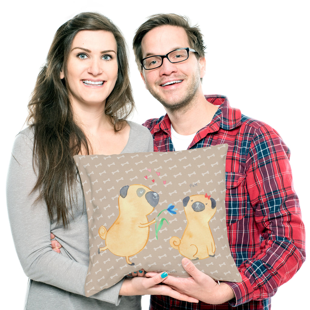 40x40 Kissen Mops verliebt Kissenhülle, Kopfkissen, Sofakissen, Dekokissen, Motivkissen, Hund, Hundemotiv, Haustier, Hunderasse, Tierliebhaber, Hundebesitzer, Sprüche, Mops, Möpse, Hundeliebe, verliebt, Liebe, Liebesspruch. Verlobt, Geschenk Freund, Partner