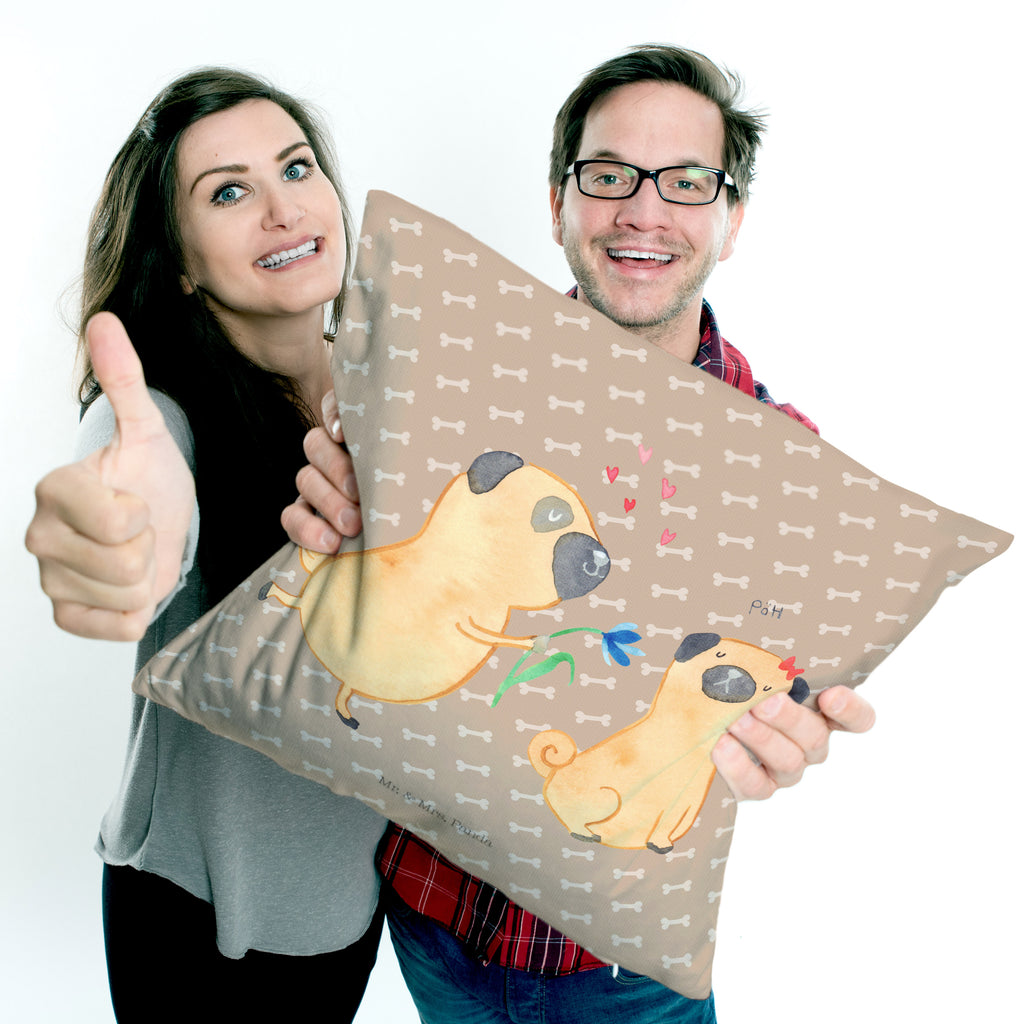 40x40 Kissen Mops verliebt Kissenhülle, Kopfkissen, Sofakissen, Dekokissen, Motivkissen, Hund, Hundemotiv, Haustier, Hunderasse, Tierliebhaber, Hundebesitzer, Sprüche, Mops, Möpse, Hundeliebe, verliebt, Liebe, Liebesspruch. Verlobt, Geschenk Freund, Partner