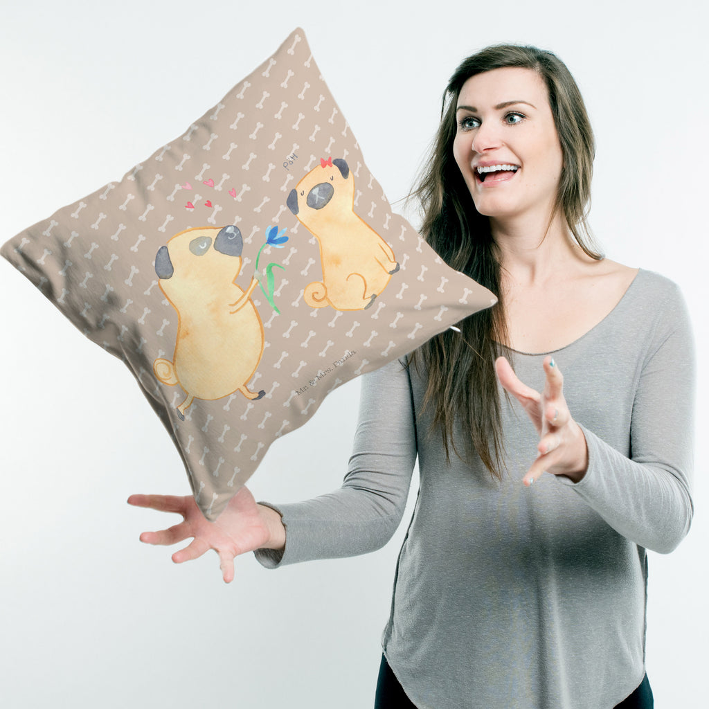 40x40 Kissen Mops verliebt Kissenhülle, Kopfkissen, Sofakissen, Dekokissen, Motivkissen, Hund, Hundemotiv, Haustier, Hunderasse, Tierliebhaber, Hundebesitzer, Sprüche, Mops, Möpse, Hundeliebe, verliebt, Liebe, Liebesspruch. Verlobt, Geschenk Freund, Partner
