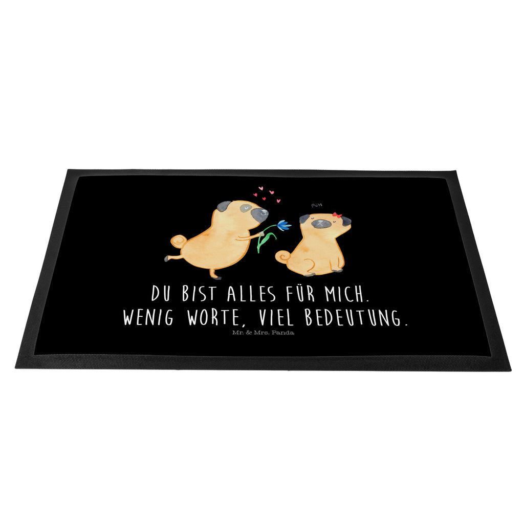Fußmatte Mops verliebt  	Mops, Möpse, Hund, Hundeliebe, verliebt, Liebe, Liebesspruch. Verlobt, Geschenk Freund, Partner Türvorleger, Schmutzmatte, Fußabtreter, Matte, Schmutzfänger, Fußabstreifer, Schmutzfangmatte, Türmatte, Motivfußmatte,  Haustürmatte, Vorleger  Hund, Hundemotiv, Haustier, Hunderasse, Tierliebhaber, Hundebesitzer, Sprüche