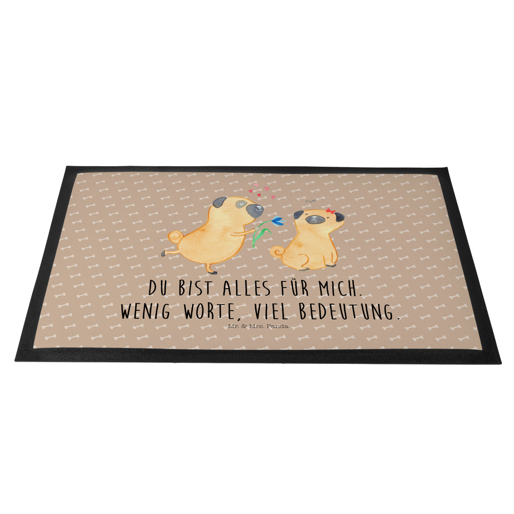 Fußmatte Mops verliebt  	Mops, Möpse, Hund, Hundeliebe, verliebt, Liebe, Liebesspruch. Verlobt, Geschenk Freund, Partner Türvorleger, Schmutzmatte, Fußabtreter, Matte, Schmutzfänger, Fußabstreifer, Schmutzfangmatte, Türmatte, Motivfußmatte,  Haustürmatte, Vorleger  Hund, Hundemotiv, Haustier, Hunderasse, Tierliebhaber, Hundebesitzer, Sprüche
