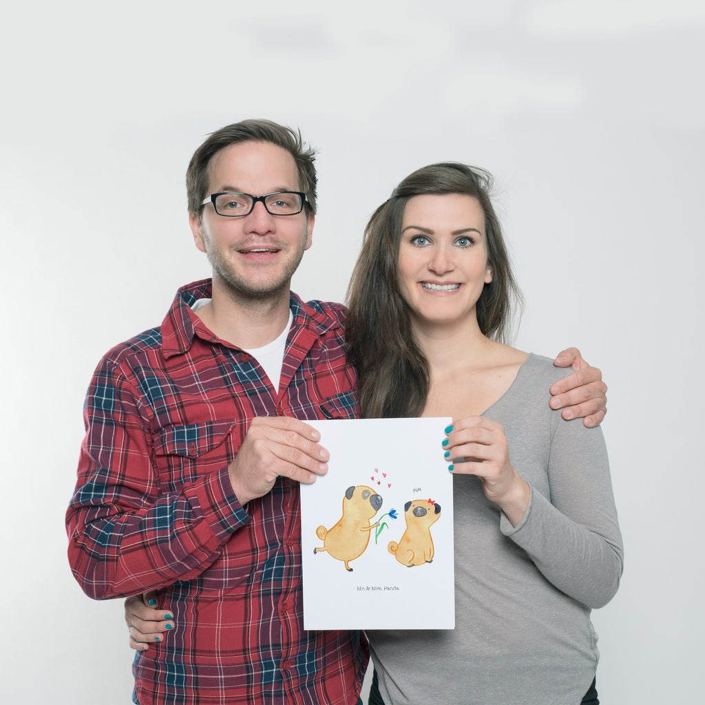 Poster Mops verliebt Poster, Wandposter, Bild, Wanddeko, Küchenposter, Kinderposter, Wanddeko Bild, Raumdekoration, Wanddekoration, Handgemaltes Poster, Mr. & Mrs. Panda Poster, Designposter, Kunstdruck, Posterdruck, Hund, Hundemotiv, Haustier, Hunderasse, Tierliebhaber, Hundebesitzer, Sprüche, Mops, Möpse, Hundeliebe, verliebt, Liebe, Liebesspruch. Verlobt, Geschenk Freund, Partner