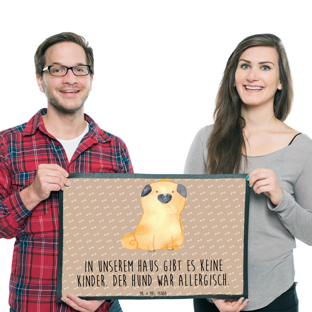 Fußmatte Mops Krone Mops, Hund, allergisch, kinderlos, Hausregel, Hundebesitzer. Spruch, lustig Türvorleger, Schmutzmatte, Fußabtreter, Matte, Schmutzfänger, Fußabstreifer, Schmutzfangmatte, Türmatte, Motivfußmatte,  Haustürmatte, Vorleger  Hund, Hundemotiv, Haustier, Hunderasse, Tierliebhaber, Hundebesitzer, Sprüche