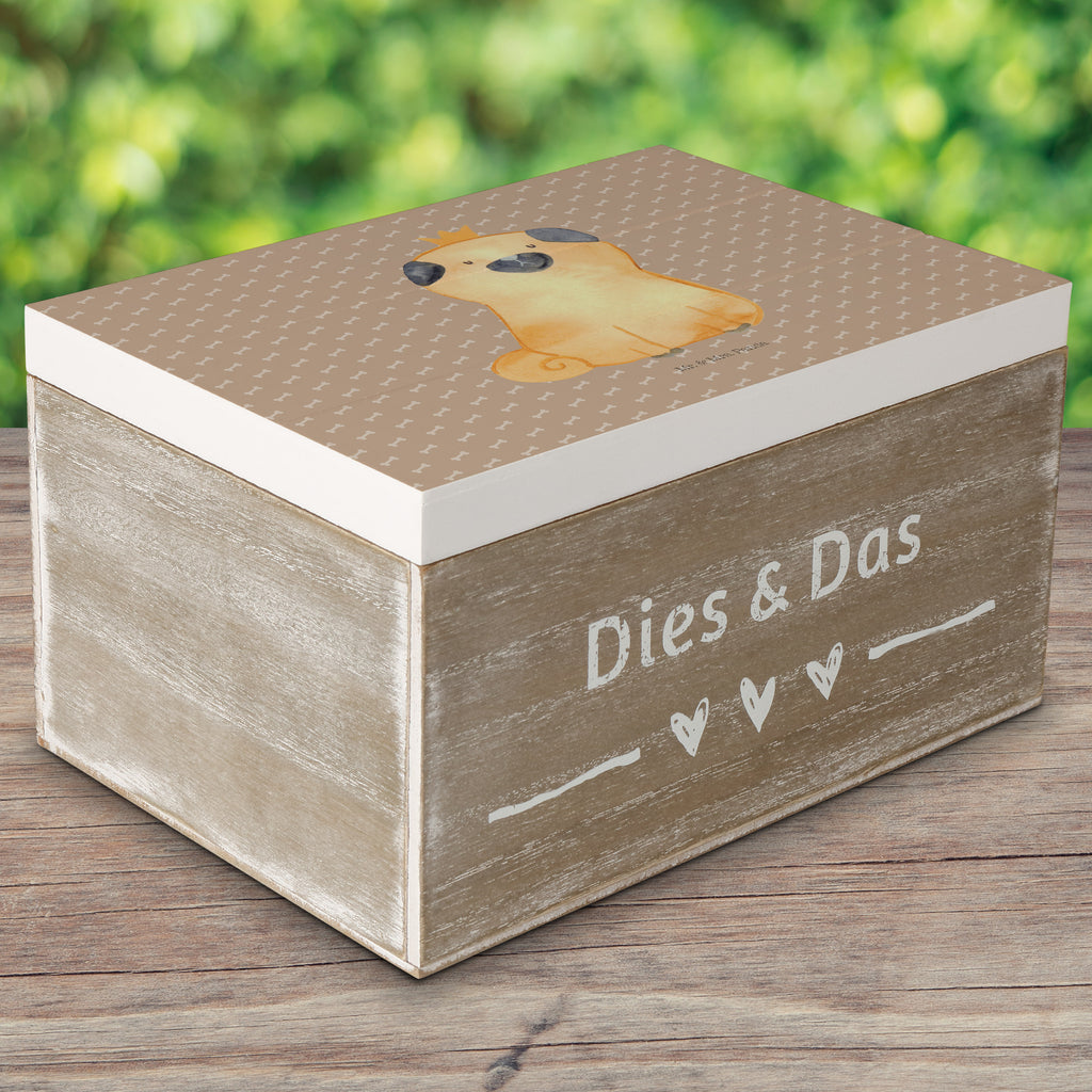 Holzkiste Mops Krone Holzkiste, Kiste, Schatzkiste, Truhe, Schatulle, XXL, Erinnerungsbox, Erinnerungskiste, Dekokiste, Aufbewahrungsbox, Hund, Hundemotiv, Haustier, Hunderasse, Tierliebhaber, Hundebesitzer, Sprüche, Mops, allergisch, kinderlos, Hausregel, Hundebesitzer. Spruch, lustig