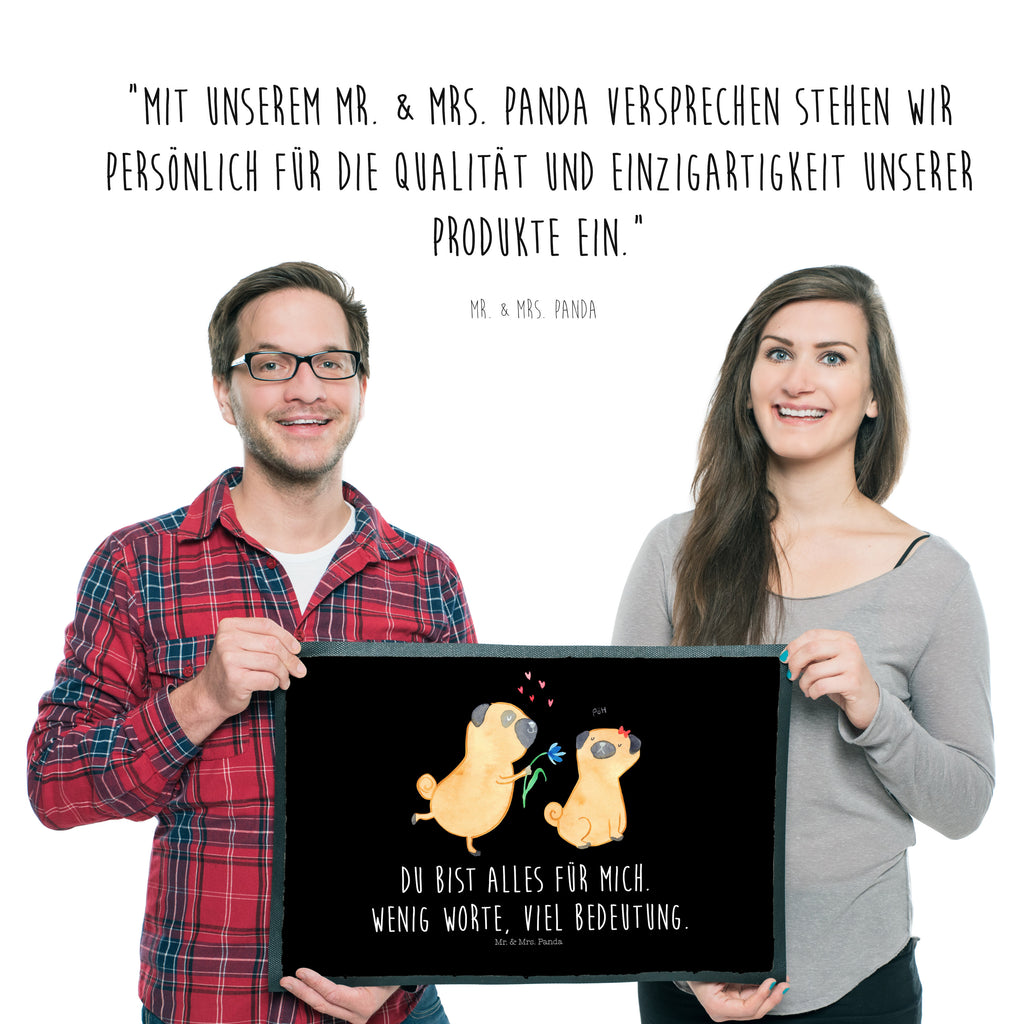 Fußmatte Mops verliebt  	Mops, Möpse, Hund, Hundeliebe, verliebt, Liebe, Liebesspruch. Verlobt, Geschenk Freund, Partner Türvorleger, Schmutzmatte, Fußabtreter, Matte, Schmutzfänger, Fußabstreifer, Schmutzfangmatte, Türmatte, Motivfußmatte,  Haustürmatte, Vorleger  Hund, Hundemotiv, Haustier, Hunderasse, Tierliebhaber, Hundebesitzer, Sprüche