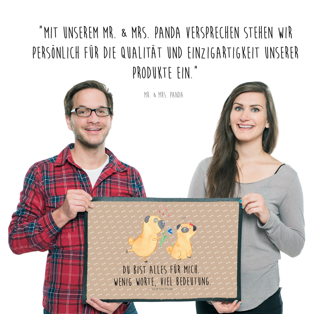 Fußmatte Mops verliebt  	Mops, Möpse, Hund, Hundeliebe, verliebt, Liebe, Liebesspruch. Verlobt, Geschenk Freund, Partner Türvorleger, Schmutzmatte, Fußabtreter, Matte, Schmutzfänger, Fußabstreifer, Schmutzfangmatte, Türmatte, Motivfußmatte,  Haustürmatte, Vorleger  Hund, Hundemotiv, Haustier, Hunderasse, Tierliebhaber, Hundebesitzer, Sprüche