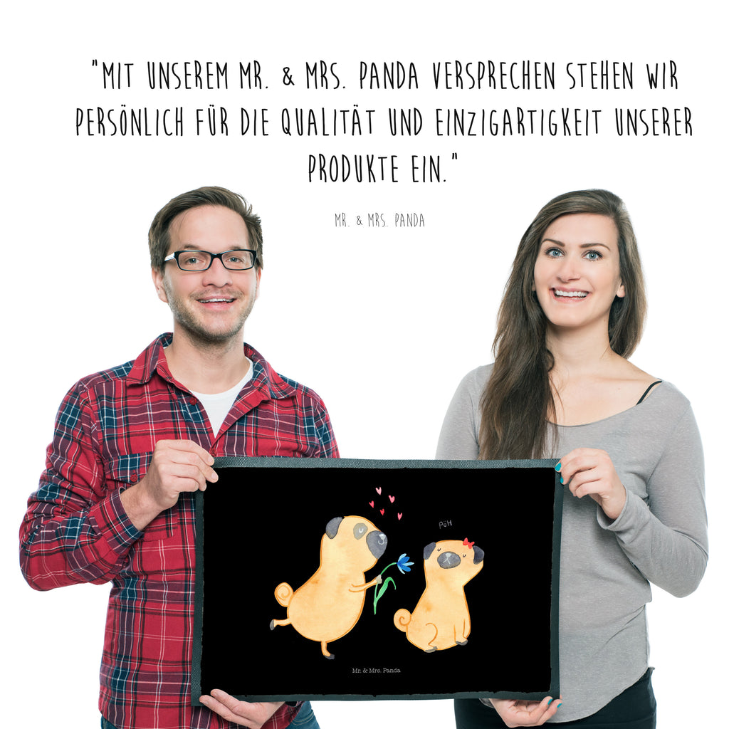 Fußmatte Mops verliebt  	Mops, Möpse, Hund, Hundeliebe, verliebt, Liebe, Liebesspruch. Verlobt, Geschenk Freund, Partner Türvorleger, Schmutzmatte, Fußabtreter, Matte, Schmutzfänger, Fußabstreifer, Schmutzfangmatte, Türmatte, Motivfußmatte,  Haustürmatte, Vorleger  Hund, Hundemotiv, Haustier, Hunderasse, Tierliebhaber, Hundebesitzer, Sprüche