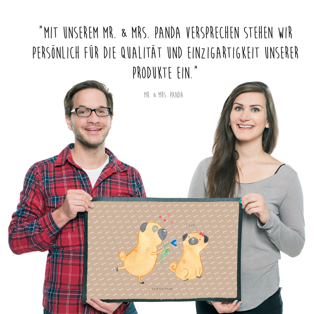 Fußmatte Mops verliebt  	Mops, Möpse, Hund, Hundeliebe, verliebt, Liebe, Liebesspruch. Verlobt, Geschenk Freund, Partner Türvorleger, Schmutzmatte, Fußabtreter, Matte, Schmutzfänger, Fußabstreifer, Schmutzfangmatte, Türmatte, Motivfußmatte,  Haustürmatte, Vorleger  Hund, Hundemotiv, Haustier, Hunderasse, Tierliebhaber, Hundebesitzer, Sprüche