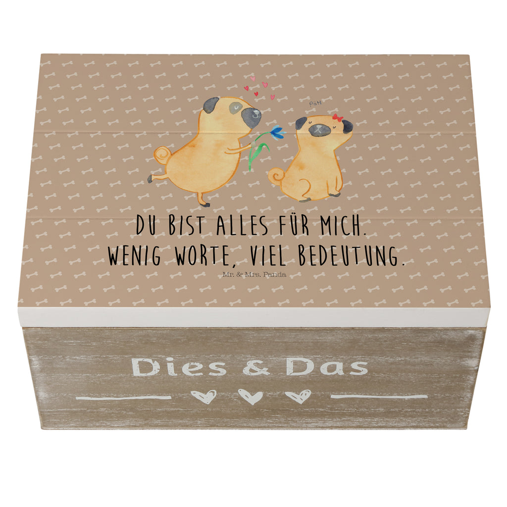 Holzkiste Mops verliebt Holzkiste, Kiste, Schatzkiste, Truhe, Schatulle, XXL, Erinnerungsbox, Erinnerungskiste, Dekokiste, Aufbewahrungsbox, Hund, Hundemotiv, Haustier, Hunderasse, Tierliebhaber, Hundebesitzer, Sprüche, Mops, Möpse, Hundeliebe, verliebt, Liebe, Liebesspruch. Verlobt, Geschenk Freund, Partner