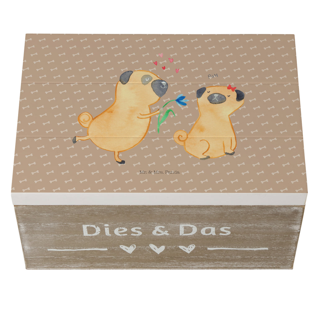 Holzkiste Mops verliebt Holzkiste, Kiste, Schatzkiste, Truhe, Schatulle, XXL, Erinnerungsbox, Erinnerungskiste, Dekokiste, Aufbewahrungsbox, Hund, Hundemotiv, Haustier, Hunderasse, Tierliebhaber, Hundebesitzer, Sprüche, Mops, Möpse, Hundeliebe, verliebt, Liebe, Liebesspruch. Verlobt, Geschenk Freund, Partner