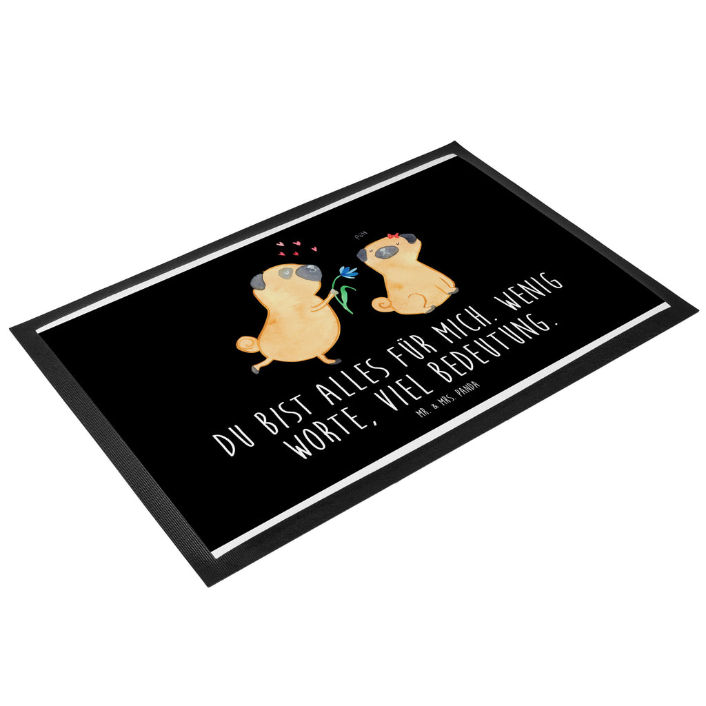 Fußmatte Mops verliebt  	Mops, Möpse, Hund, Hundeliebe, verliebt, Liebe, Liebesspruch. Verlobt, Geschenk Freund, Partner Türvorleger, Schmutzmatte, Fußabtreter, Matte, Schmutzfänger, Fußabstreifer, Schmutzfangmatte, Türmatte, Motivfußmatte,  Haustürmatte, Vorleger  Hund, Hundemotiv, Haustier, Hunderasse, Tierliebhaber, Hundebesitzer, Sprüche