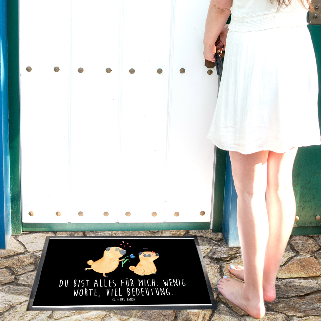 Fußmatte Mops verliebt  	Mops, Möpse, Hund, Hundeliebe, verliebt, Liebe, Liebesspruch. Verlobt, Geschenk Freund, Partner Türvorleger, Schmutzmatte, Fußabtreter, Matte, Schmutzfänger, Fußabstreifer, Schmutzfangmatte, Türmatte, Motivfußmatte,  Haustürmatte, Vorleger  Hund, Hundemotiv, Haustier, Hunderasse, Tierliebhaber, Hundebesitzer, Sprüche