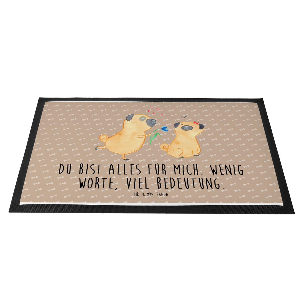 Fußmatte Mops verliebt  	Mops, Möpse, Hund, Hundeliebe, verliebt, Liebe, Liebesspruch. Verlobt, Geschenk Freund, Partner Türvorleger, Schmutzmatte, Fußabtreter, Matte, Schmutzfänger, Fußabstreifer, Schmutzfangmatte, Türmatte, Motivfußmatte,  Haustürmatte, Vorleger  Hund, Hundemotiv, Haustier, Hunderasse, Tierliebhaber, Hundebesitzer, Sprüche