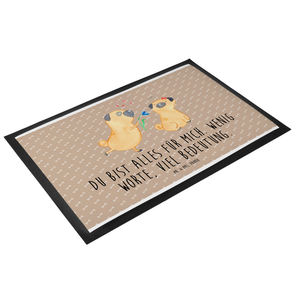 Fußmatte Mops verliebt  	Mops, Möpse, Hund, Hundeliebe, verliebt, Liebe, Liebesspruch. Verlobt, Geschenk Freund, Partner Türvorleger, Schmutzmatte, Fußabtreter, Matte, Schmutzfänger, Fußabstreifer, Schmutzfangmatte, Türmatte, Motivfußmatte,  Haustürmatte, Vorleger  Hund, Hundemotiv, Haustier, Hunderasse, Tierliebhaber, Hundebesitzer, Sprüche
