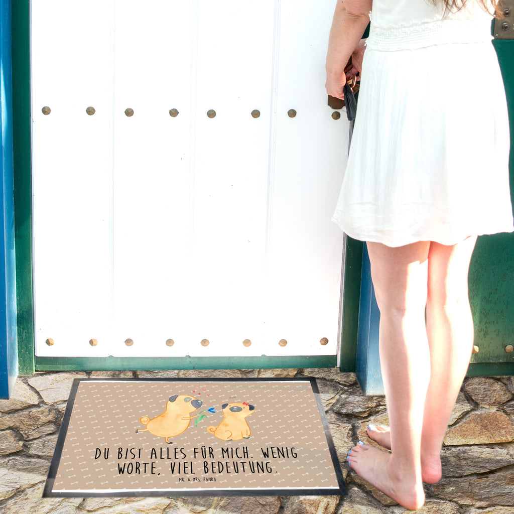 Fußmatte Mops verliebt  	Mops, Möpse, Hund, Hundeliebe, verliebt, Liebe, Liebesspruch. Verlobt, Geschenk Freund, Partner Türvorleger, Schmutzmatte, Fußabtreter, Matte, Schmutzfänger, Fußabstreifer, Schmutzfangmatte, Türmatte, Motivfußmatte,  Haustürmatte, Vorleger  Hund, Hundemotiv, Haustier, Hunderasse, Tierliebhaber, Hundebesitzer, Sprüche