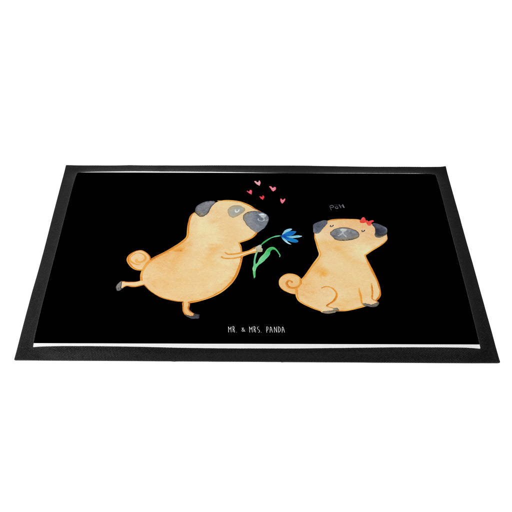 Fußmatte Mops verliebt  	Mops, Möpse, Hund, Hundeliebe, verliebt, Liebe, Liebesspruch. Verlobt, Geschenk Freund, Partner Türvorleger, Schmutzmatte, Fußabtreter, Matte, Schmutzfänger, Fußabstreifer, Schmutzfangmatte, Türmatte, Motivfußmatte,  Haustürmatte, Vorleger  Hund, Hundemotiv, Haustier, Hunderasse, Tierliebhaber, Hundebesitzer, Sprüche