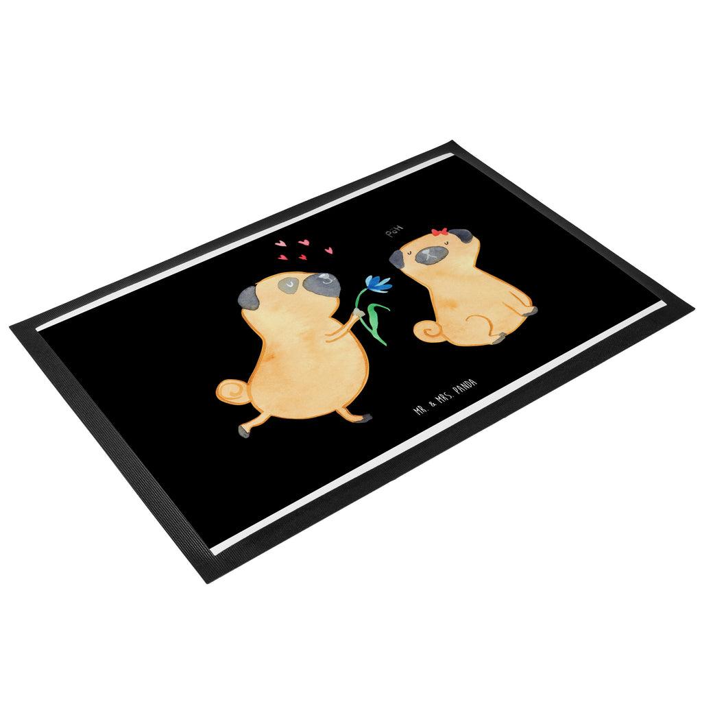 Fußmatte Mops verliebt  	Mops, Möpse, Hund, Hundeliebe, verliebt, Liebe, Liebesspruch. Verlobt, Geschenk Freund, Partner Türvorleger, Schmutzmatte, Fußabtreter, Matte, Schmutzfänger, Fußabstreifer, Schmutzfangmatte, Türmatte, Motivfußmatte,  Haustürmatte, Vorleger  Hund, Hundemotiv, Haustier, Hunderasse, Tierliebhaber, Hundebesitzer, Sprüche