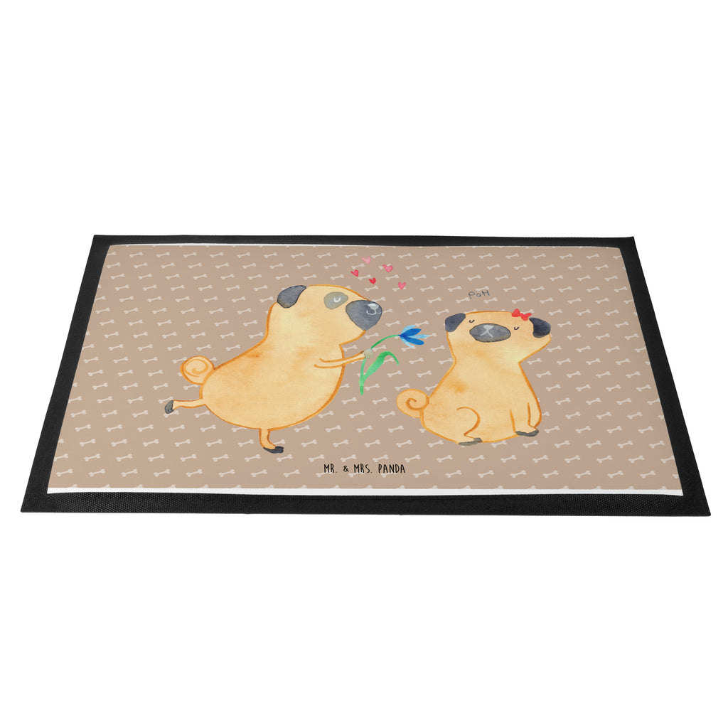 Fußmatte Mops verliebt  	Mops, Möpse, Hund, Hundeliebe, verliebt, Liebe, Liebesspruch. Verlobt, Geschenk Freund, Partner Türvorleger, Schmutzmatte, Fußabtreter, Matte, Schmutzfänger, Fußabstreifer, Schmutzfangmatte, Türmatte, Motivfußmatte,  Haustürmatte, Vorleger  Hund, Hundemotiv, Haustier, Hunderasse, Tierliebhaber, Hundebesitzer, Sprüche