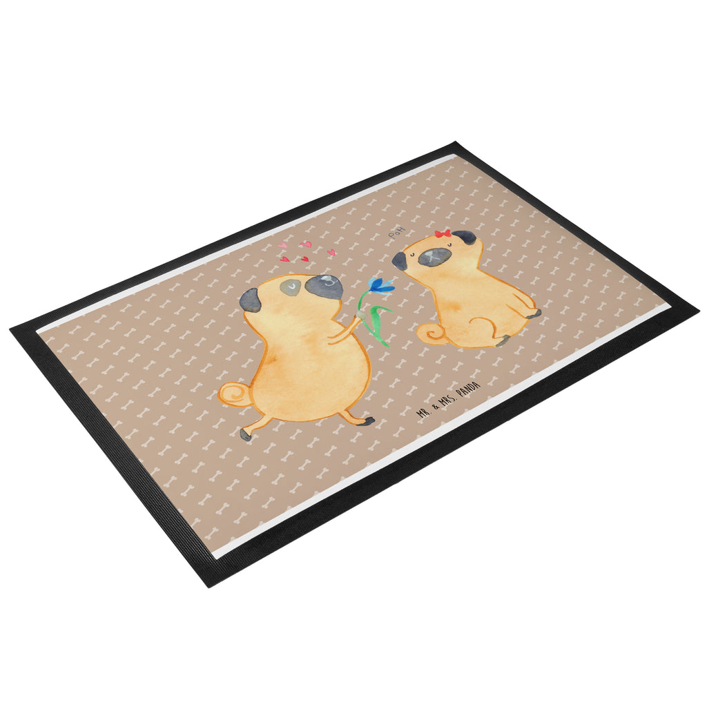 Fußmatte Mops verliebt  	Mops, Möpse, Hund, Hundeliebe, verliebt, Liebe, Liebesspruch. Verlobt, Geschenk Freund, Partner Türvorleger, Schmutzmatte, Fußabtreter, Matte, Schmutzfänger, Fußabstreifer, Schmutzfangmatte, Türmatte, Motivfußmatte,  Haustürmatte, Vorleger  Hund, Hundemotiv, Haustier, Hunderasse, Tierliebhaber, Hundebesitzer, Sprüche