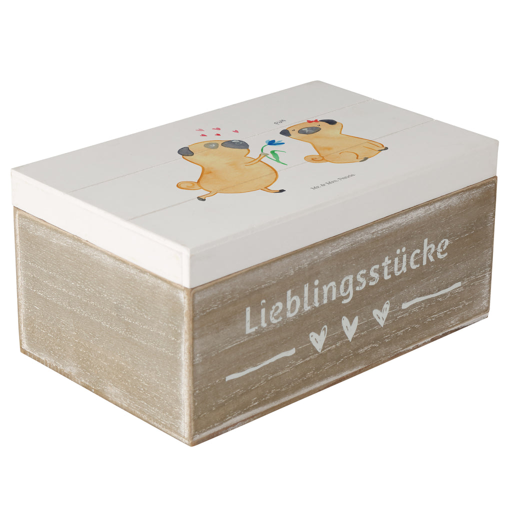Holzkiste Mops verliebt Holzkiste, Kiste, Schatzkiste, Truhe, Schatulle, XXL, Erinnerungsbox, Erinnerungskiste, Dekokiste, Aufbewahrungsbox, Hund, Hundemotiv, Haustier, Hunderasse, Tierliebhaber, Hundebesitzer, Sprüche, Mops, Möpse, Hundeliebe, verliebt, Liebe, Liebesspruch. Verlobt, Geschenk Freund, Partner