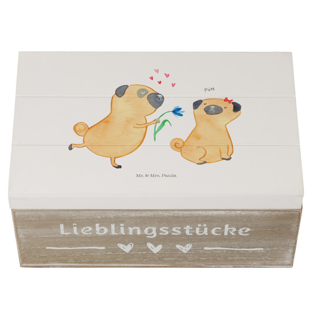 Holzkiste Mops verliebt Holzkiste, Kiste, Schatzkiste, Truhe, Schatulle, XXL, Erinnerungsbox, Erinnerungskiste, Dekokiste, Aufbewahrungsbox, Hund, Hundemotiv, Haustier, Hunderasse, Tierliebhaber, Hundebesitzer, Sprüche, Mops, Möpse, Hundeliebe, verliebt, Liebe, Liebesspruch. Verlobt, Geschenk Freund, Partner
