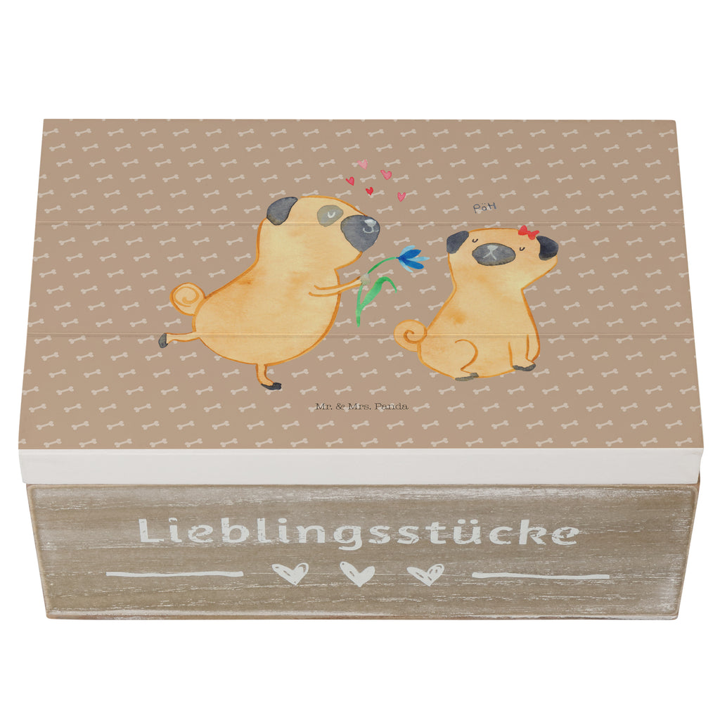 Holzkiste Mops verliebt Holzkiste, Kiste, Schatzkiste, Truhe, Schatulle, XXL, Erinnerungsbox, Erinnerungskiste, Dekokiste, Aufbewahrungsbox, Hund, Hundemotiv, Haustier, Hunderasse, Tierliebhaber, Hundebesitzer, Sprüche, Mops, Möpse, Hundeliebe, verliebt, Liebe, Liebesspruch. Verlobt, Geschenk Freund, Partner