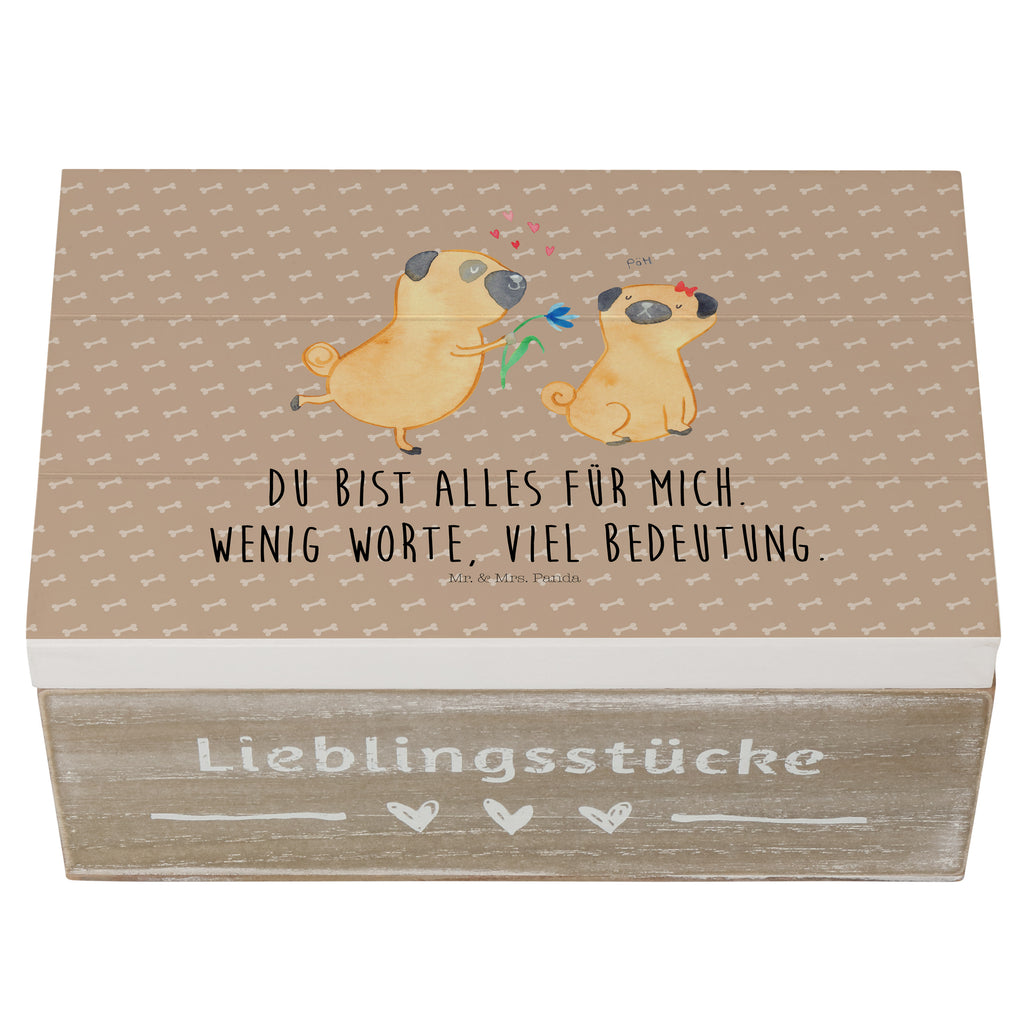 Holzkiste Mops verliebt Holzkiste, Kiste, Schatzkiste, Truhe, Schatulle, XXL, Erinnerungsbox, Erinnerungskiste, Dekokiste, Aufbewahrungsbox, Hund, Hundemotiv, Haustier, Hunderasse, Tierliebhaber, Hundebesitzer, Sprüche, Mops, Möpse, Hundeliebe, verliebt, Liebe, Liebesspruch. Verlobt, Geschenk Freund, Partner