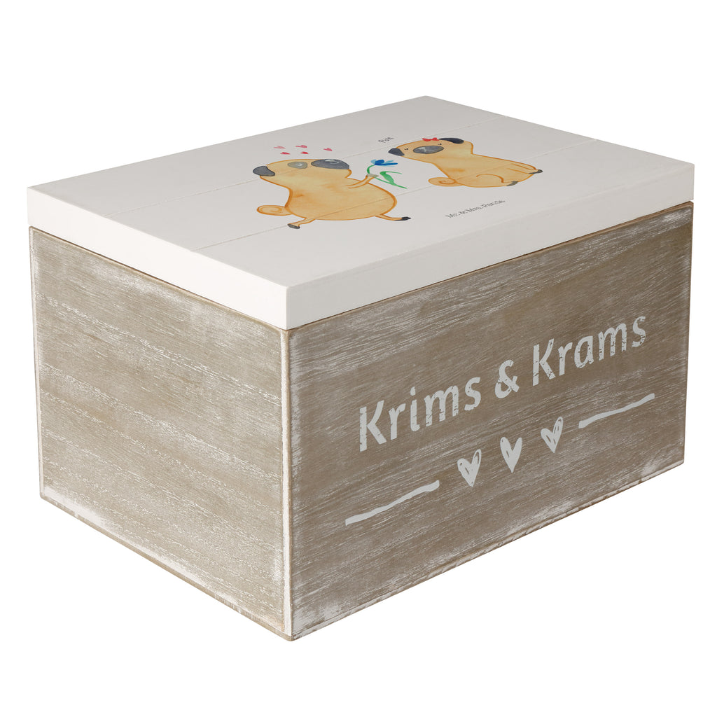 Holzkiste Mops verliebt Holzkiste, Kiste, Schatzkiste, Truhe, Schatulle, XXL, Erinnerungsbox, Erinnerungskiste, Dekokiste, Aufbewahrungsbox, Hund, Hundemotiv, Haustier, Hunderasse, Tierliebhaber, Hundebesitzer, Sprüche, Mops, Möpse, Hundeliebe, verliebt, Liebe, Liebesspruch. Verlobt, Geschenk Freund, Partner
