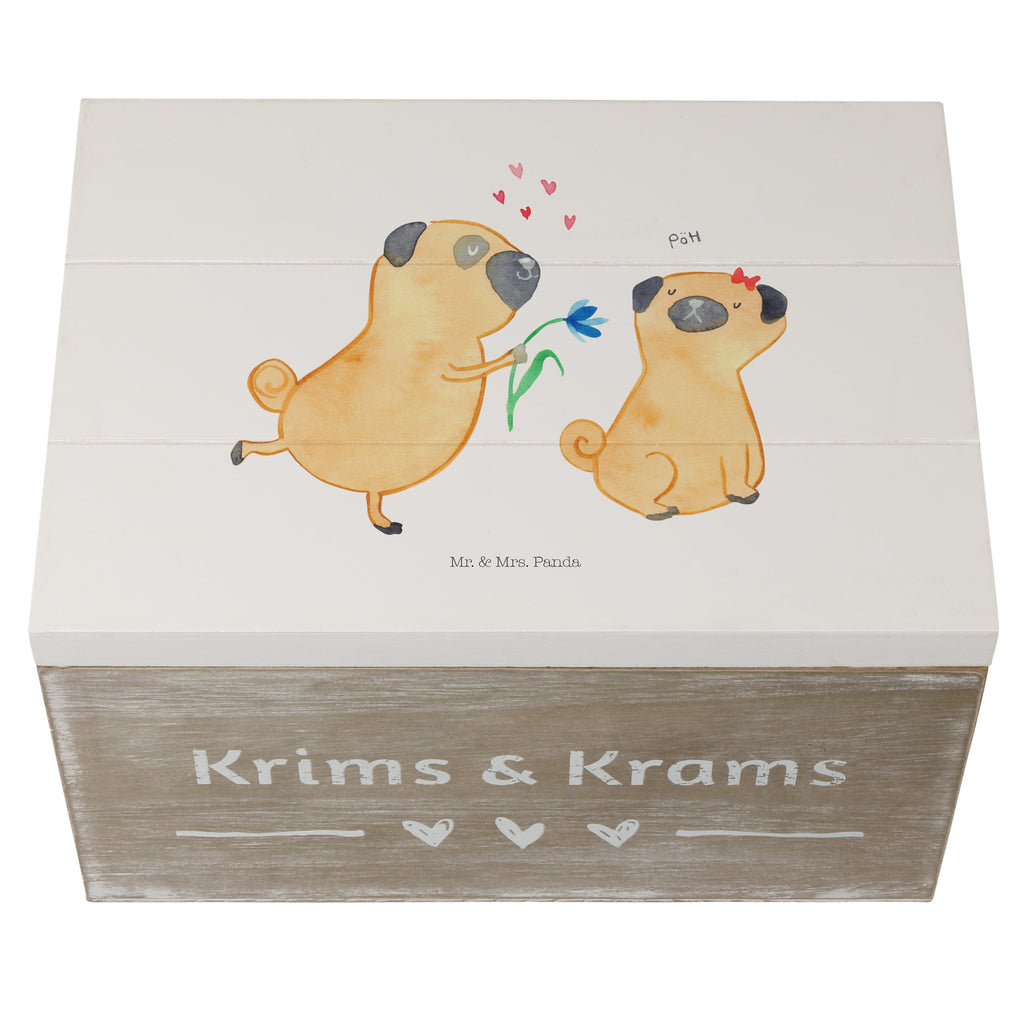 Holzkiste Mops verliebt Holzkiste, Kiste, Schatzkiste, Truhe, Schatulle, XXL, Erinnerungsbox, Erinnerungskiste, Dekokiste, Aufbewahrungsbox, Hund, Hundemotiv, Haustier, Hunderasse, Tierliebhaber, Hundebesitzer, Sprüche, Mops, Möpse, Hundeliebe, verliebt, Liebe, Liebesspruch. Verlobt, Geschenk Freund, Partner