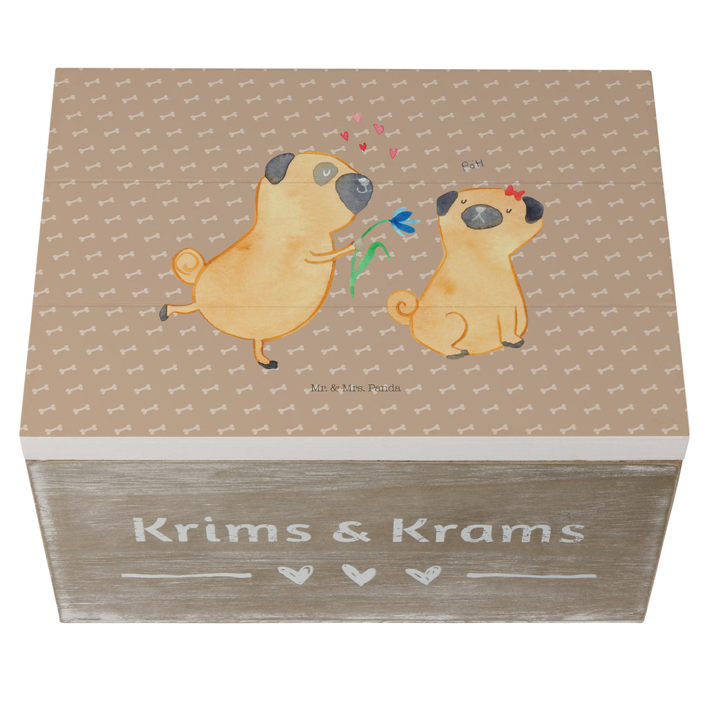 Holzkiste Mops verliebt Holzkiste, Kiste, Schatzkiste, Truhe, Schatulle, XXL, Erinnerungsbox, Erinnerungskiste, Dekokiste, Aufbewahrungsbox, Hund, Hundemotiv, Haustier, Hunderasse, Tierliebhaber, Hundebesitzer, Sprüche, Mops, Möpse, Hundeliebe, verliebt, Liebe, Liebesspruch. Verlobt, Geschenk Freund, Partner