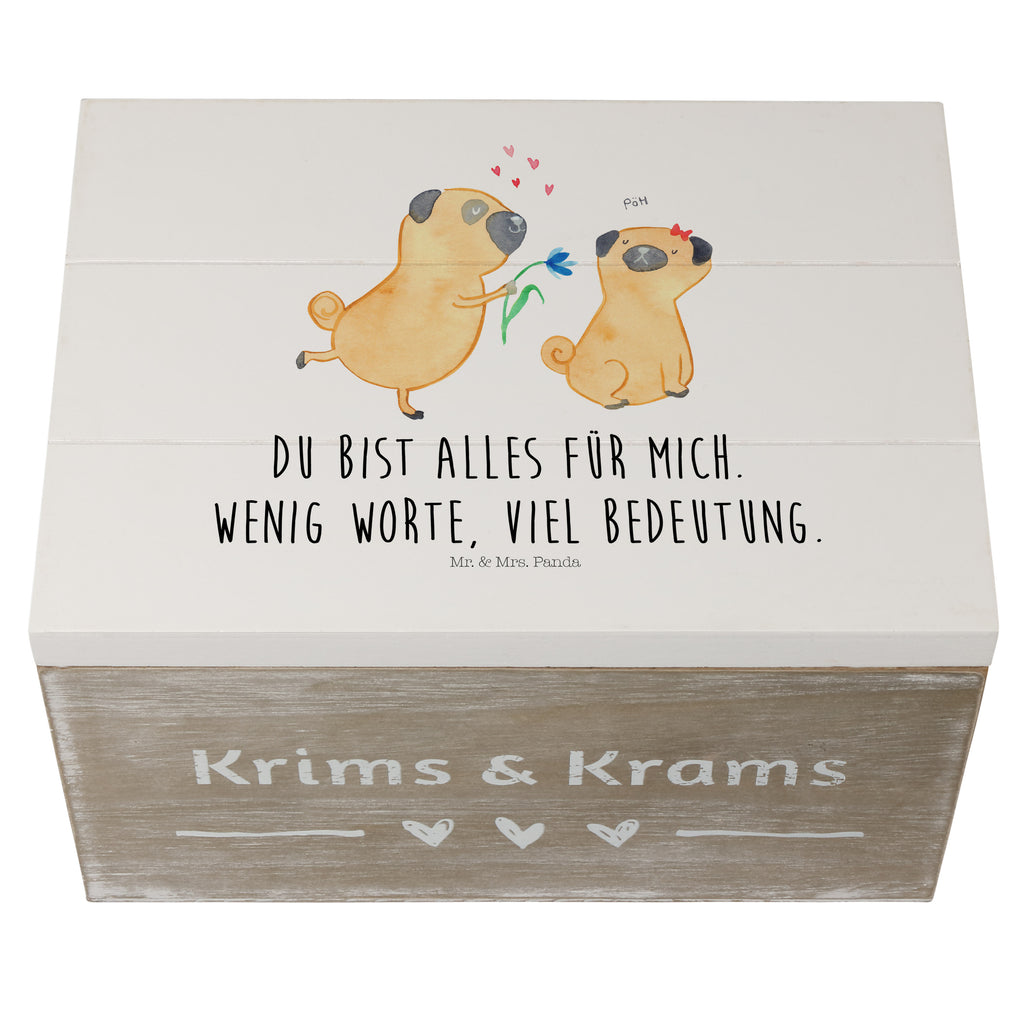 Holzkiste Mops verliebt Holzkiste, Kiste, Schatzkiste, Truhe, Schatulle, XXL, Erinnerungsbox, Erinnerungskiste, Dekokiste, Aufbewahrungsbox, Hund, Hundemotiv, Haustier, Hunderasse, Tierliebhaber, Hundebesitzer, Sprüche, Mops, Möpse, Hundeliebe, verliebt, Liebe, Liebesspruch. Verlobt, Geschenk Freund, Partner