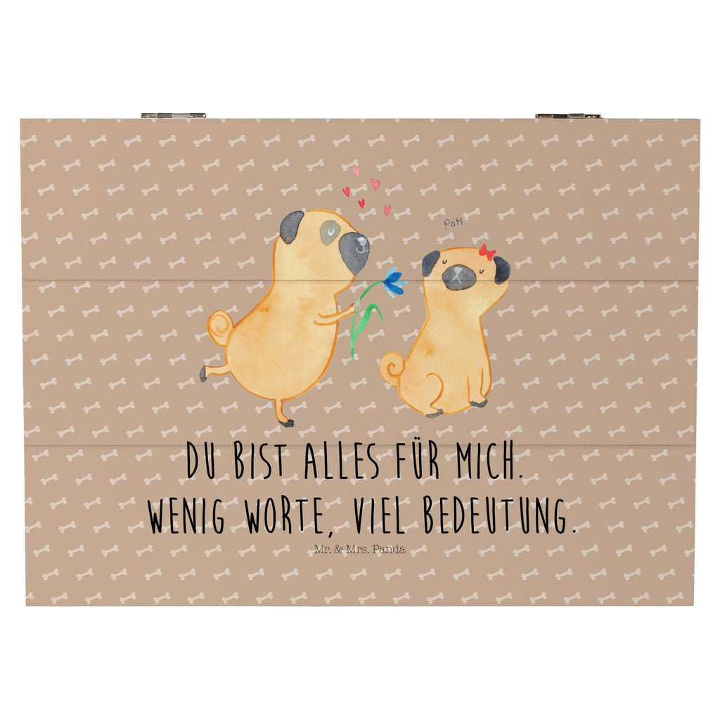 Holzkiste Mops verliebt Holzkiste, Kiste, Schatzkiste, Truhe, Schatulle, XXL, Erinnerungsbox, Erinnerungskiste, Dekokiste, Aufbewahrungsbox, Hund, Hundemotiv, Haustier, Hunderasse, Tierliebhaber, Hundebesitzer, Sprüche, Mops, Möpse, Hundeliebe, verliebt, Liebe, Liebesspruch. Verlobt, Geschenk Freund, Partner