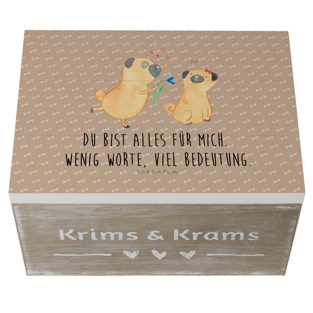 Holzkiste Mops verliebt Holzkiste, Kiste, Schatzkiste, Truhe, Schatulle, XXL, Erinnerungsbox, Erinnerungskiste, Dekokiste, Aufbewahrungsbox, Hund, Hundemotiv, Haustier, Hunderasse, Tierliebhaber, Hundebesitzer, Sprüche, Mops, Möpse, Hundeliebe, verliebt, Liebe, Liebesspruch. Verlobt, Geschenk Freund, Partner