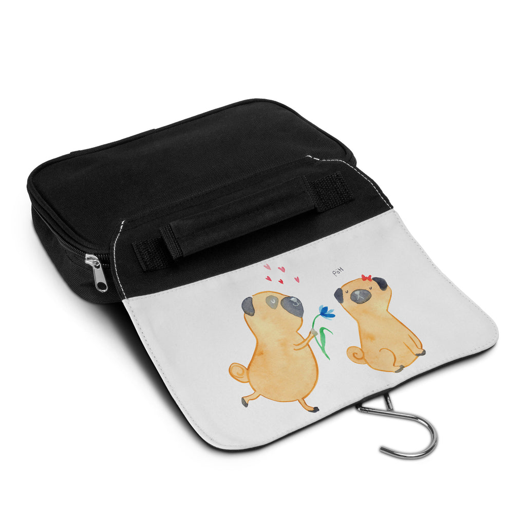 Kulturbeutel Mops verliebt Kulturbeutel, Zum Aufhängen, Waschtasche, Kosmetiktasche, Damen, Herren, Aufbewahrungstasche, Schminktasche, Kosmetikbeutel, Organizer, Kulturtasche, Schminkutensil, Hund, Hundemotiv, Haustier, Hunderasse, Tierliebhaber, Hundebesitzer, Sprüche, Mops, Möpse, Hundeliebe, verliebt, Liebe, Liebesspruch. Verlobt, Geschenk Freund, Partner