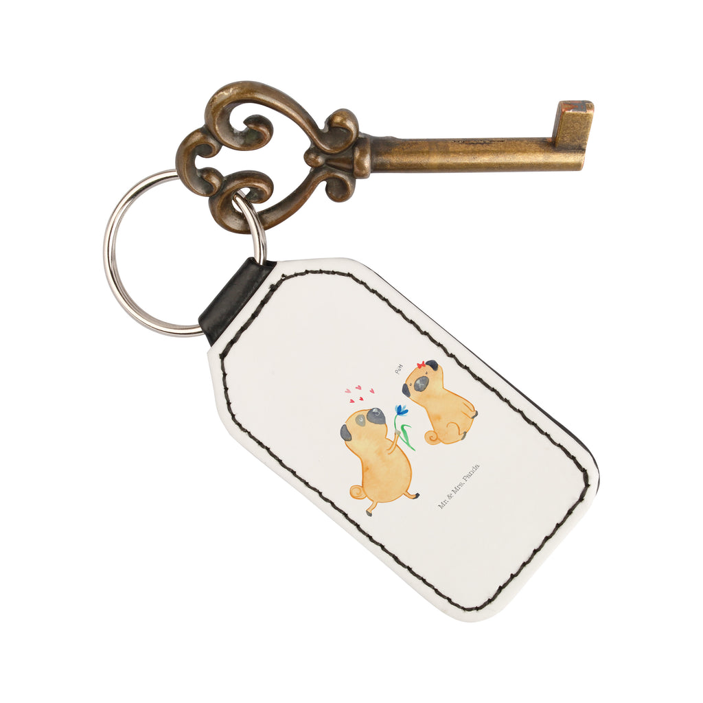 Rechteckig Schlüsselanhänger Mops verliebt Schlüsselanhänger, Anhänger, Taschenanhänger, Glücksbringer, Schutzengel, Hund, Hundemotiv, Haustier, Hunderasse, Tierliebhaber, Hundebesitzer, Sprüche, Mops, Möpse, Hundeliebe, verliebt, Liebe, Liebesspruch. Verlobt, Geschenk Freund, Partner