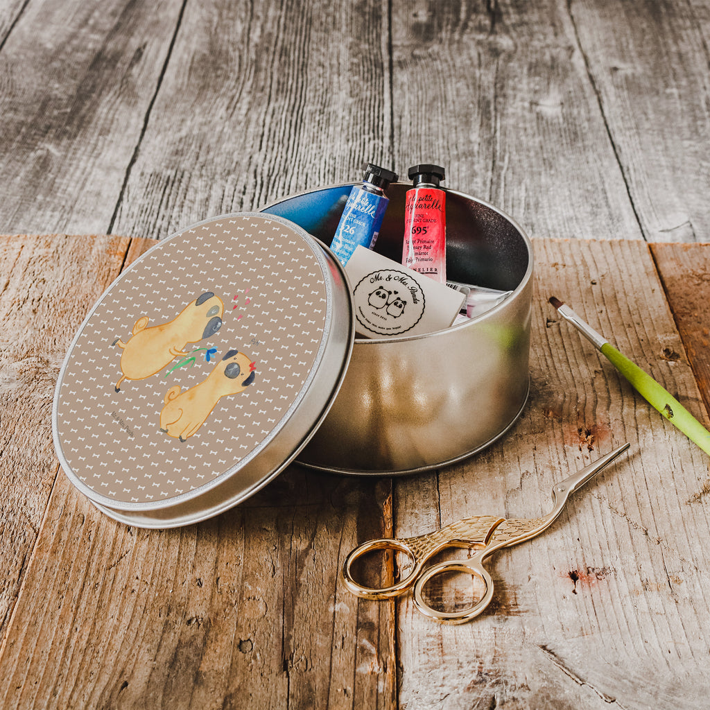 Blechdose rund Mops verliebt Metalldose, Keksdose, Dose, Vorratsdose, Geschenkbox, Hund, Hundemotiv, Haustier, Hunderasse, Tierliebhaber, Hundebesitzer, Sprüche, Mops, Möpse, Hundeliebe, verliebt, Liebe, Liebesspruch. Verlobt, Geschenk Freund, Partner
