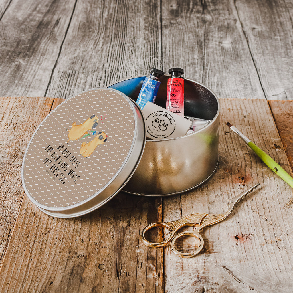 Blechdose rund Mops verliebt Metalldose, Keksdose, Dose, Vorratsdose, Geschenkbox, Hund, Hundemotiv, Haustier, Hunderasse, Tierliebhaber, Hundebesitzer, Sprüche, Mops, Möpse, Hundeliebe, verliebt, Liebe, Liebesspruch. Verlobt, Geschenk Freund, Partner