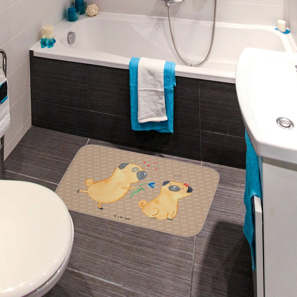 Badvorleger Mops verliebt Badematte, Badteppich, Duschvorleger, Badezimmerteppich, Badezimmermatte, Badvorleger, Duschmatte, Duschteppich, Hund, Hundemotiv, Haustier, Hunderasse, Tierliebhaber, Hundebesitzer, Sprüche, Mops, Möpse, Hundeliebe, verliebt, Liebe, Liebesspruch. Verlobt, Geschenk Freund, Partner
